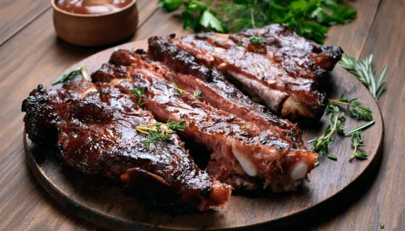 Costela de porco macia e douradinha: aprenda a fazer no forno