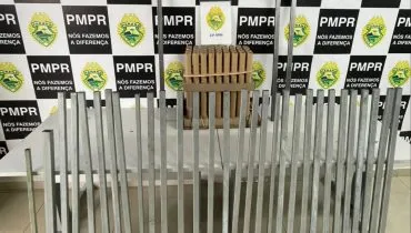 A imagem mostra as barras de alumínio e rojões apreendidos pela Polícia Militar