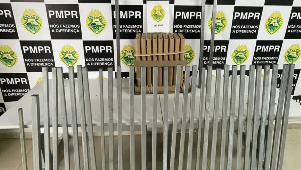 A imagem mostra as barras de alumínio e rojões apreendidos pela Polícia Militar