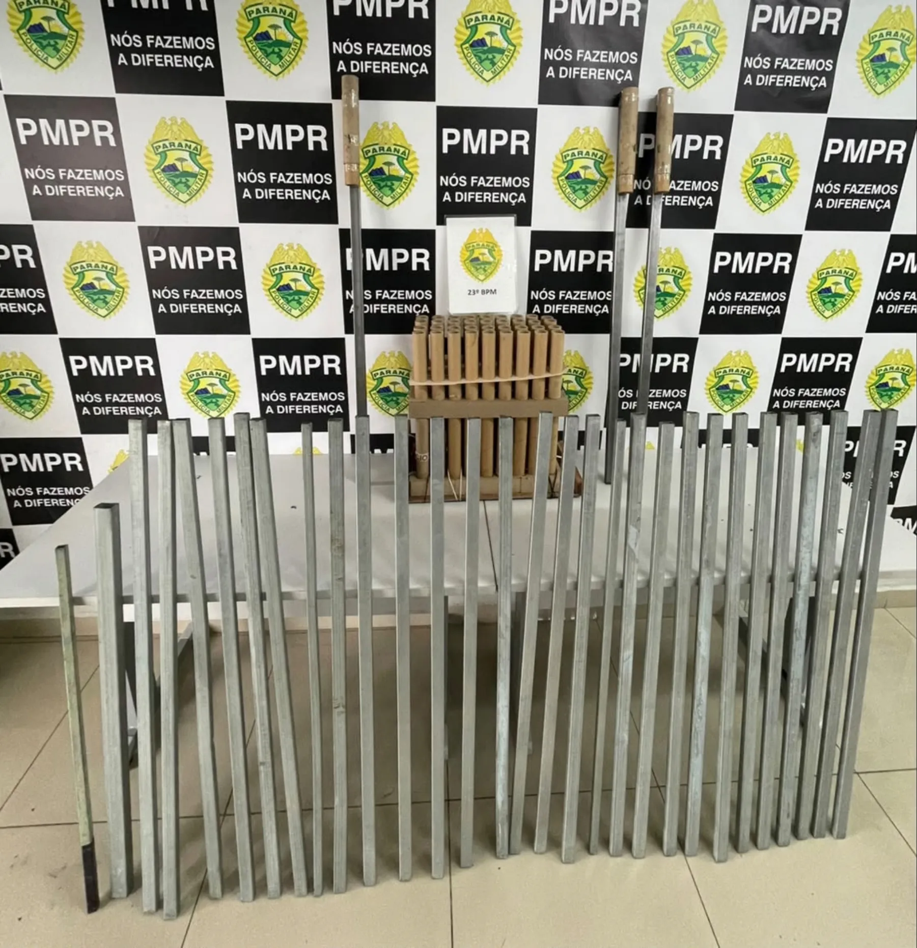 A imagem mostra as barras de alumínio e rojões apreendidos pela Polícia Militar