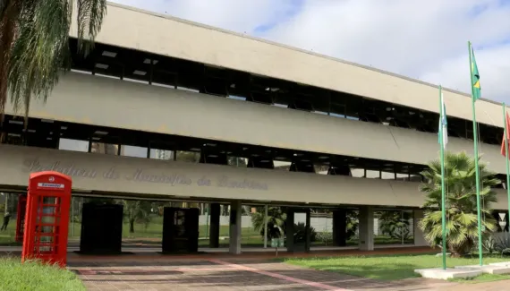 Londrina bloqueia 30% do orçamento e limita horas extras de servidores