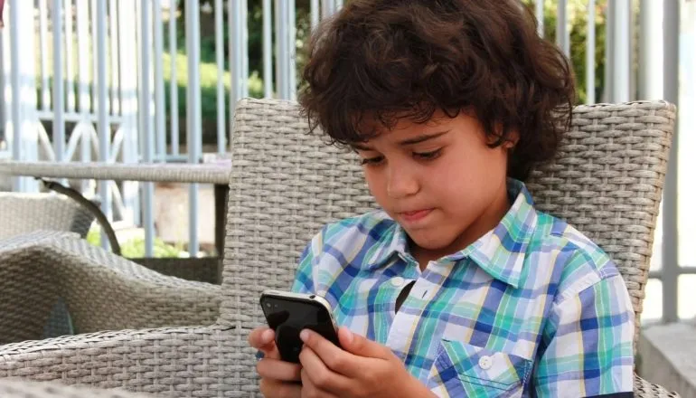 Saiba por que o ambiente do streaming virou alerta para pais no Paraná