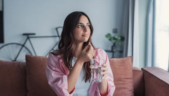 Tomar remédio com café, leite ou suco pode atrapalhar o efeito? Veja os riscos