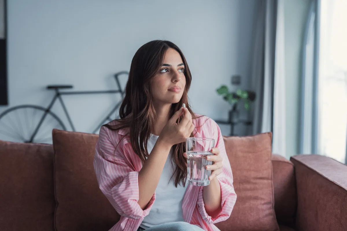 Tomar remédio com café, leite ou suco pode atrapalhar o efeito? Veja os riscos