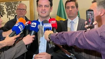 A imagem mostra o prefeito de Curitiba, Eduardo Pimentel, em entrevista coletiva.