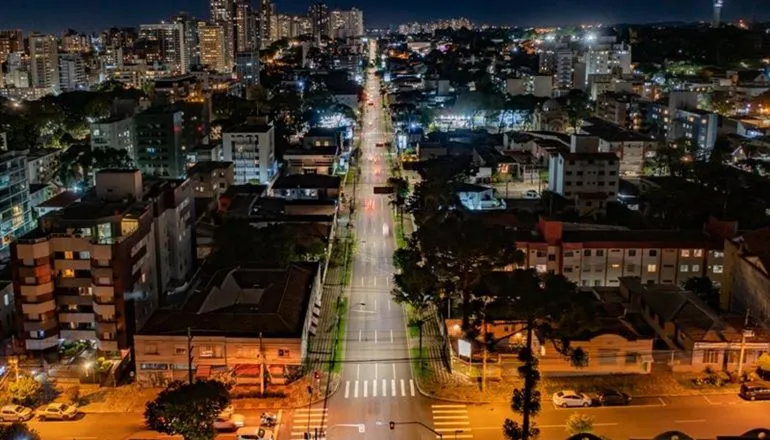 Paraná tem 85% da iluminação pública em LED; como as cidades financiam a modernização