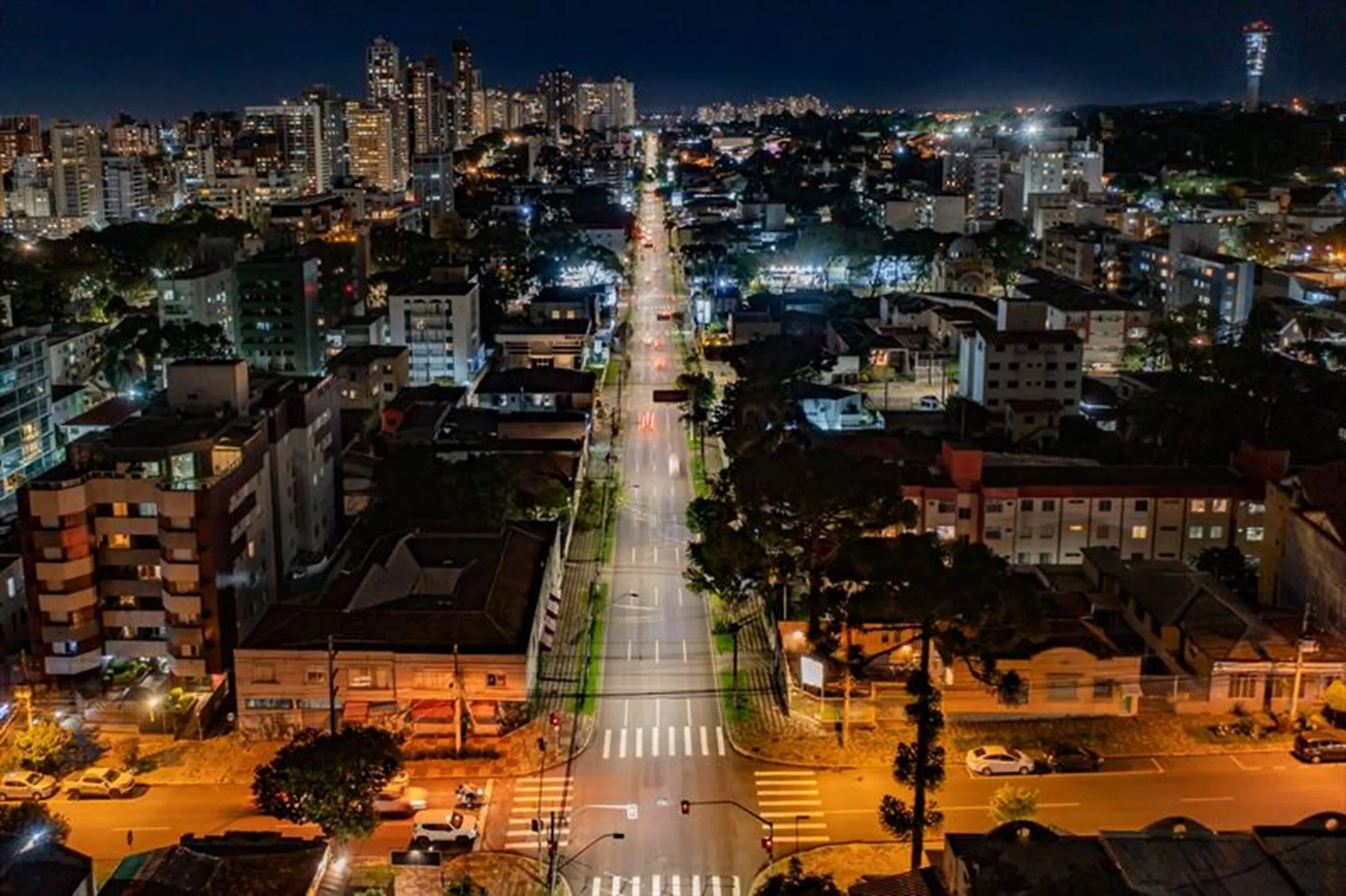 Paraná tem 85% da iluminação pública em LED; como as cidades financiam a modernização