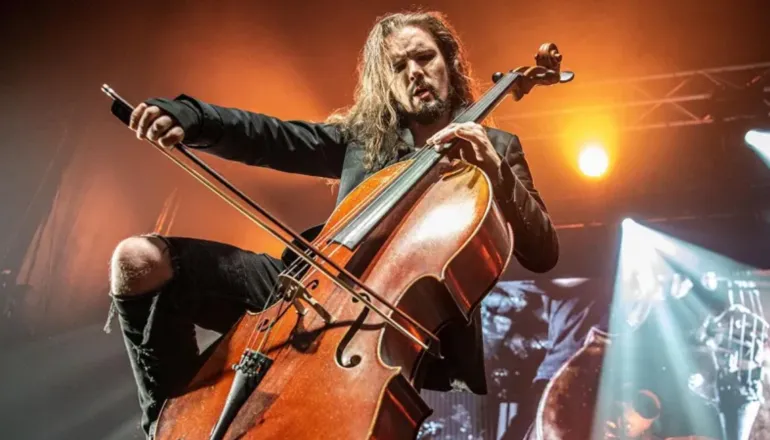 O que fazer em Curitiba? Quarta (14) tem metal com violoncelos, teatro e humor