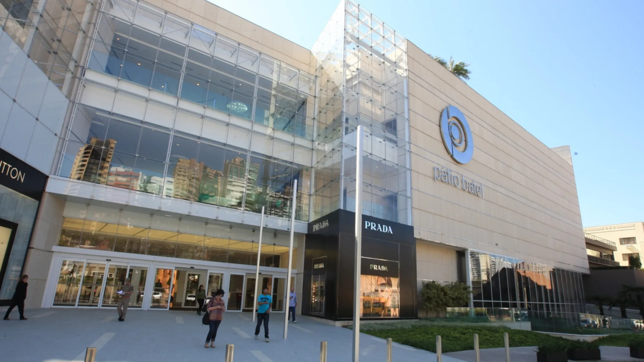 Fachada do Shopping Pátio Batel, em Curitiba.