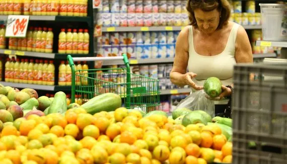 Em Curitiba, cesta básica consome 56% da renda e exige mais de 14 dias de trabalho