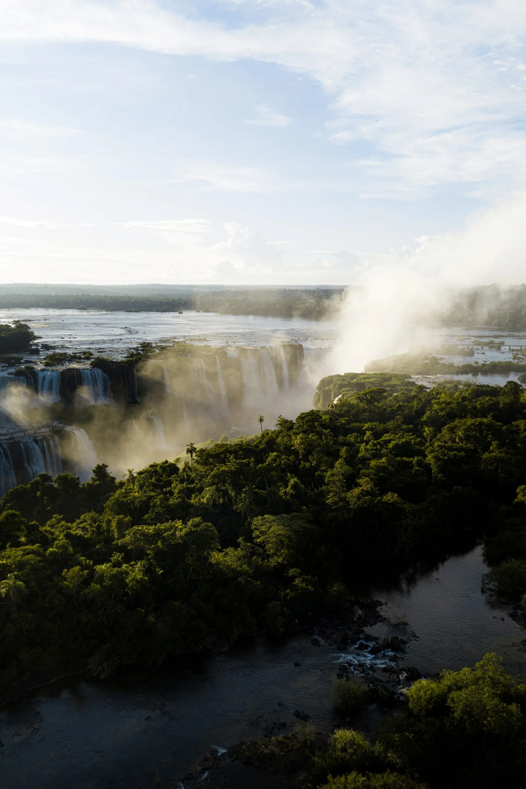 Foz do Iguaçu bateu recorde de ocupação hoteleira em julho de 2026 e segue atraindo visitantes com suas paisagens e atrações turísticas.