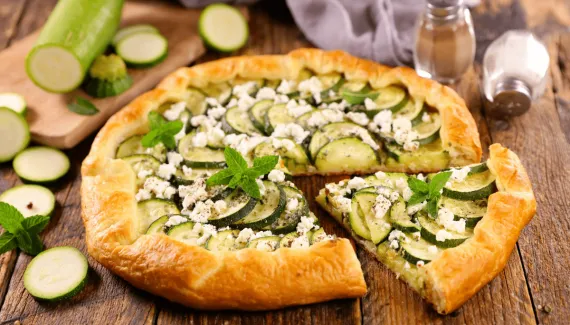 Quer um jantar leve e saudável? Aprenda esta torta de abobrinha com queijo feta