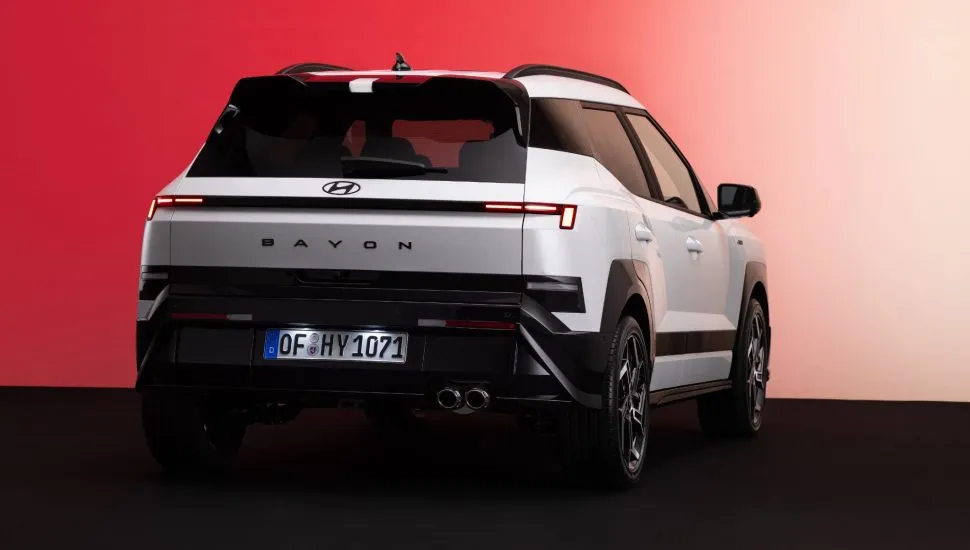 Novo Hyundai Bayon traseira na cor branca - O novo Hyundai BAYON exibe linhas arrojadas e identidade visual robusta de SUV compacto durante sua revelação no Salão do Automóvel de Paris.