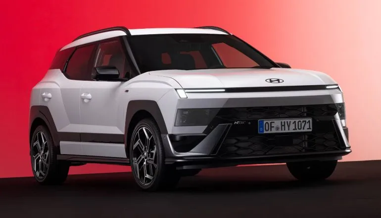 Novo Hyundai Bayon dianteira na cor branca - A versão Bayon n Line traz detalhes exclusivos de acabamento esportivo, incluindo rodas de 18 polegadas e difusor traseiro com saídas de escape duplas.