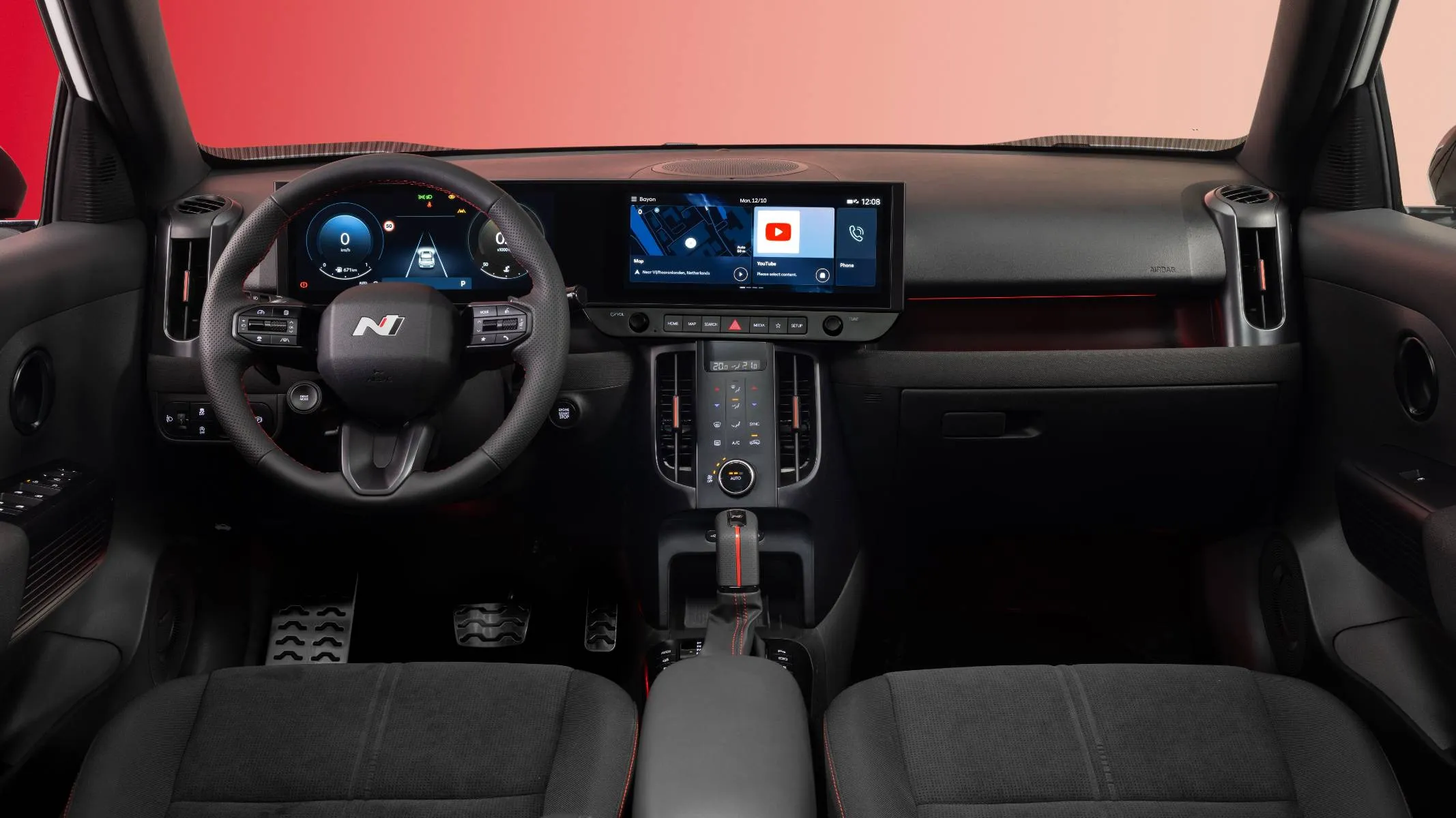 Novo Hyundai Bayon interna versão N line- Painel interno do SUV compacto destaca as duas telas curvas de 12,3 polegadas e recursos avançados de conectividade sem fio.