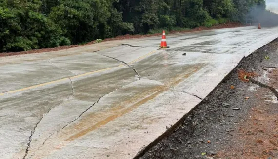 Trechos de rodovias do Paraná são interditados por erosões e deslizamentos
