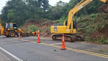 A imagem mostra equipes da concessionária trabalhando na manutenção do talude.