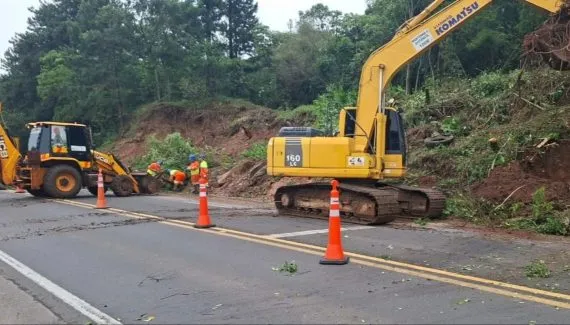 A imagem mostra equipes da concessionária trabalhando na manutenção do talude.