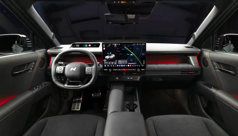 Novo Tucson N line interna cluster - Interior tecnológico do Tucson com o sistema Pleos Connect, central multimídia avançada e volante multifuncional.