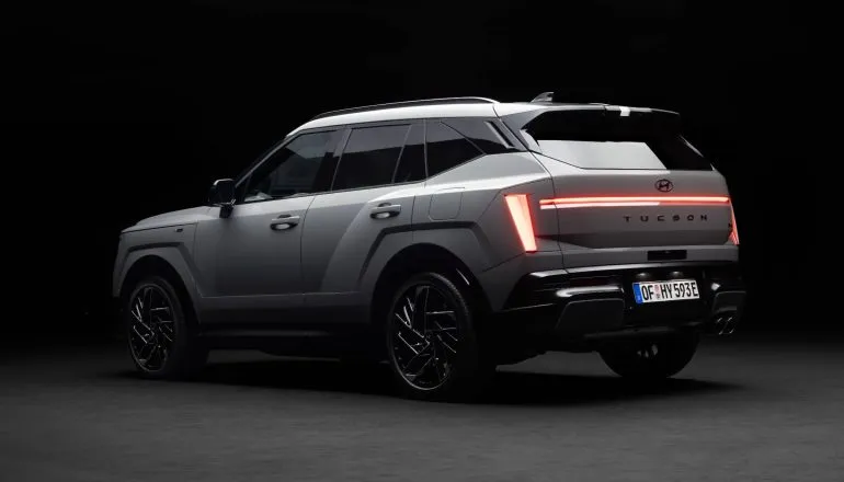 Novo Tucson N line traseira cinza - Traseira do SUV destacando as lanternas esculturais Prism em LED com estrutura tridimensional de série para o mercado europeu.