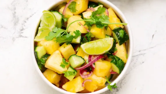 Tem abacaxi em casa? Veja 3 receitas refrescantes para os dias quentes