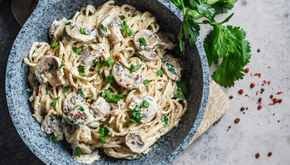 Esta receita de espaguete cremoso com cogumelos é a opção perfeita para um jantar rápido e delicioso