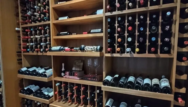 Operação no Paraná mira grupo suspeito de vender vinhos argentinos ilegais