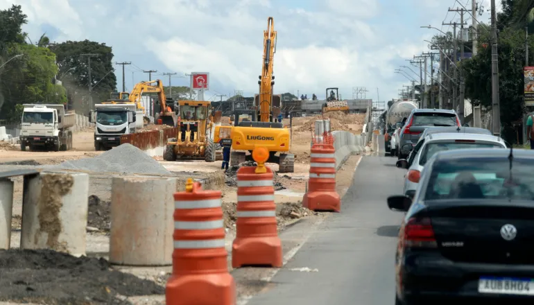 Obras de asfalto fecham alça da BR-376 por oito horas em Curitiba