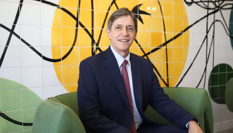 Antonio Carlos Valezi, diretor Administrativo e Financeiro da Unimed Paraná, destaca a importância da escuta para compreender a realidade de cada paciente e construir um atendimento mais humano.