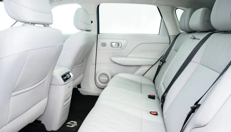 Leapmotors B10 interna espaco bancos brancos - Com tração traseira e rodas de liga-leve de 18 polegadas, o SUV médio une a dirigibilidade de um veículo elétrico à versatilidade do reabastecimento.