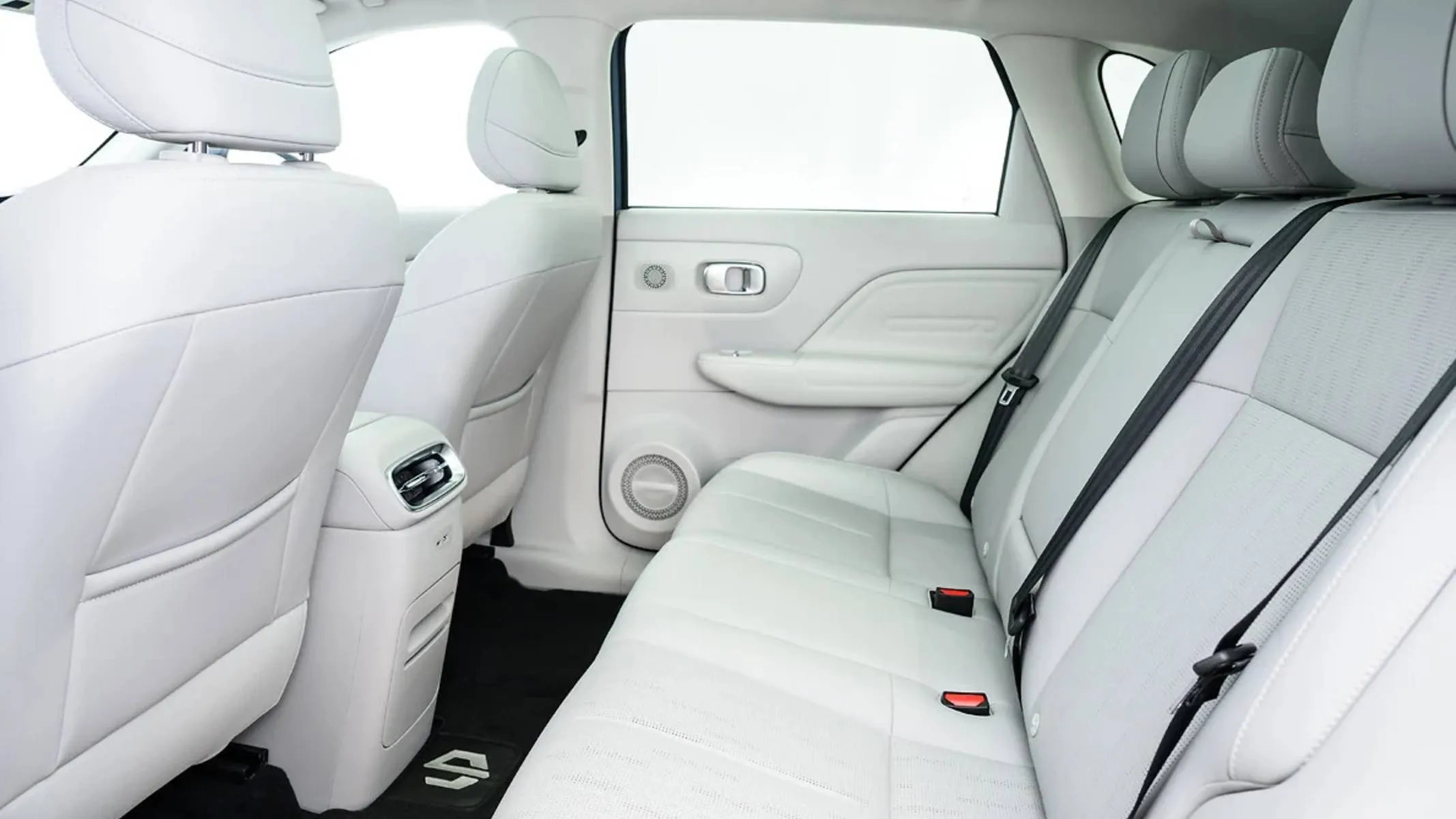 Leapmotors B10 interna espaco bancos brancos - Com tração traseira e rodas de liga-leve de 18 polegadas, o SUV médio une a dirigibilidade de um veículo elétrico à versatilidade do reabastecimento.
