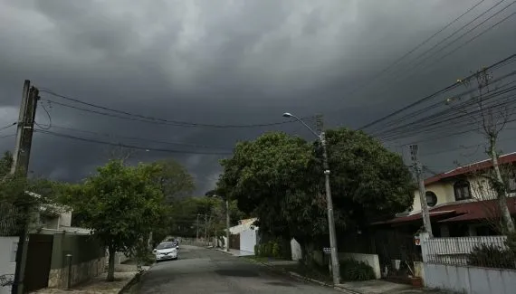 Temporal com granizo atinge Curitiba e região nesta sexta-feira
