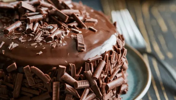 Sábado pede bolo de chocolate: veja 3 receitas cremosas para o café da manhã 