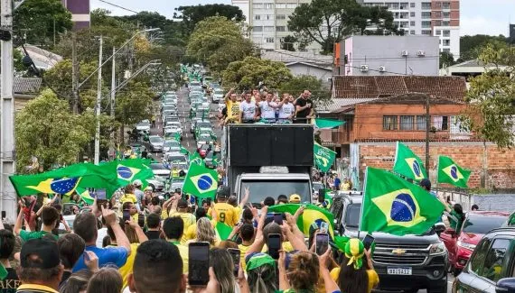 Multidão se reúne em ato pró-Flávio Bolsonaro no coração de Curitiba