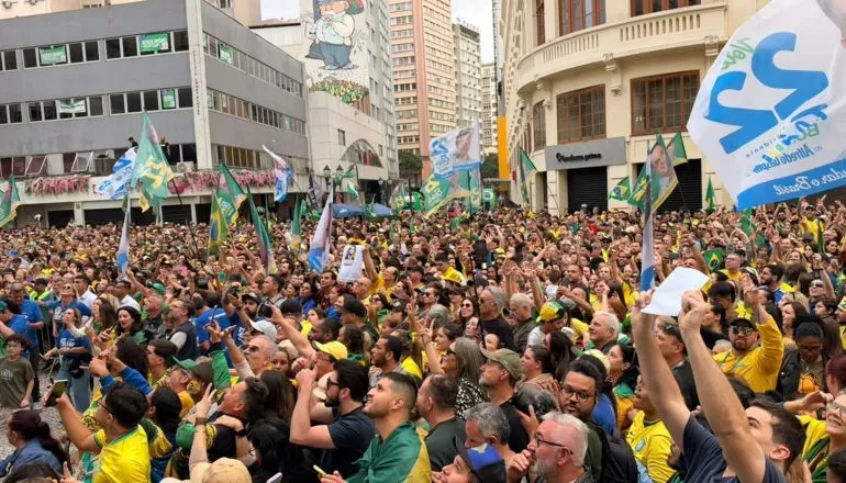 Multidão se reúne em ato pró-Flávio Bolsonaro no centro de Curitiba