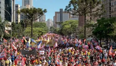 Manifestação pró-Lula em Curitiba tem grande adesão neste domingo