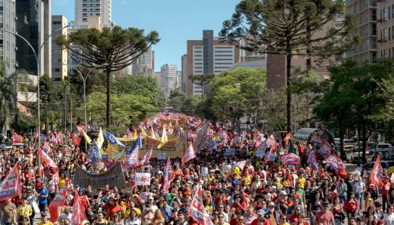 Manifestação pró-Lula em Curitiba tem grande adesão neste domingo