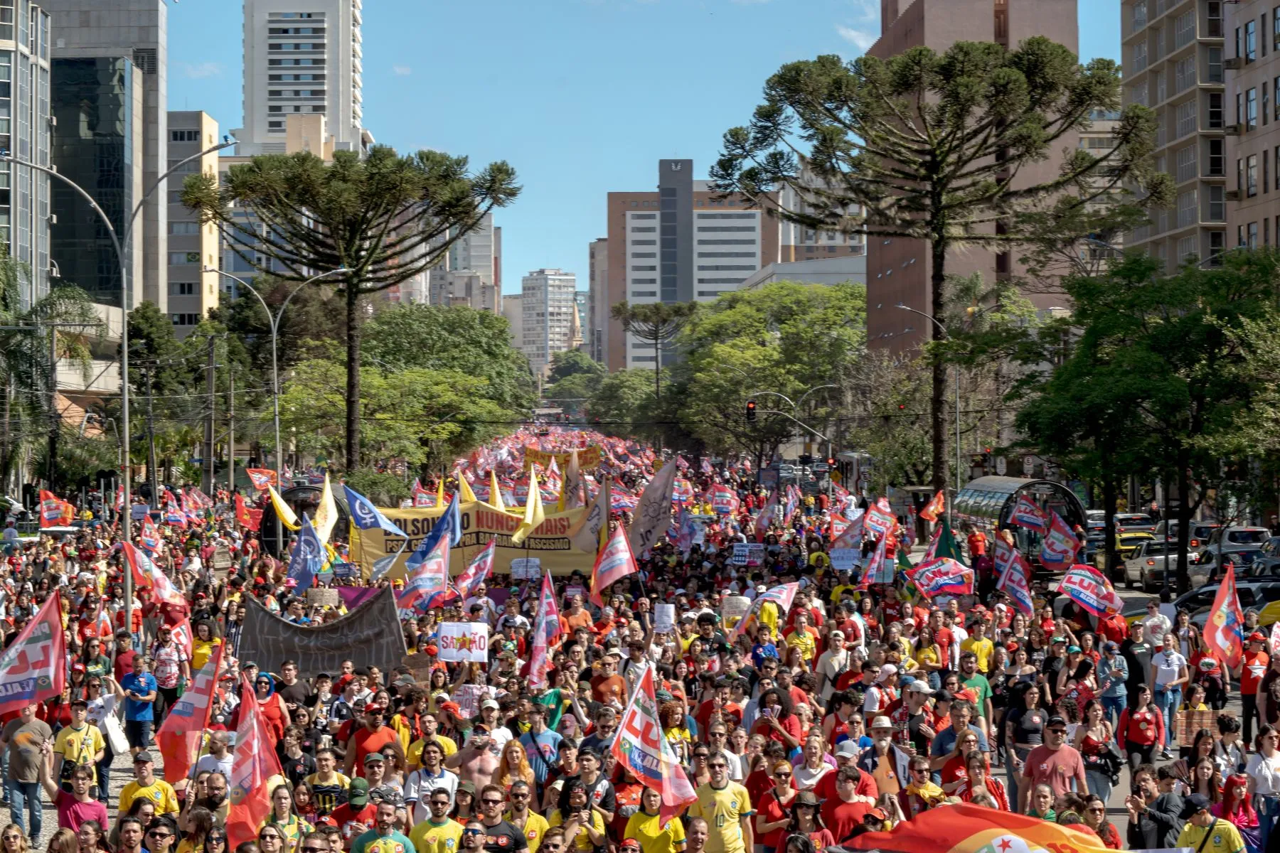 Manifestação pró-Lula em Curitiba tem grande adesão neste domingo