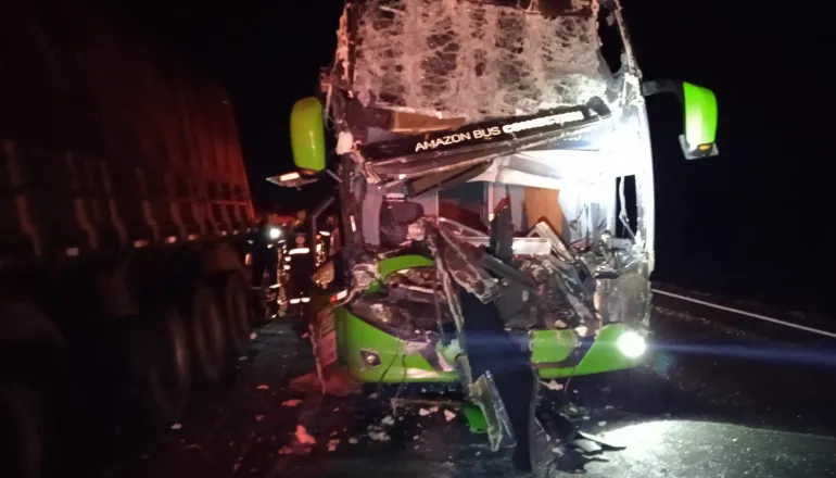 Acidente entre ônibus e caminhão mata motorista e deixa três feridos na BR-376