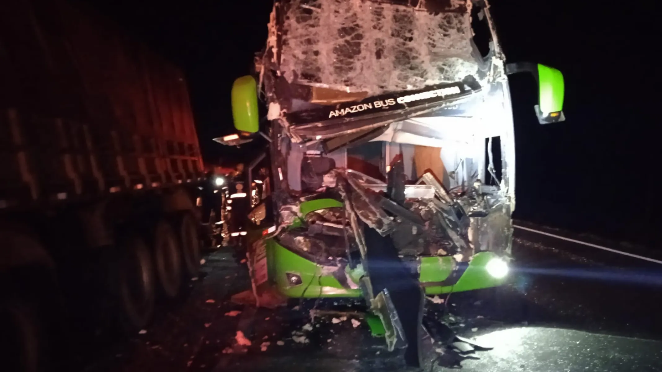 Acidente entre ônibus e caminhão mata motorista e deixa três feridos na BR-376