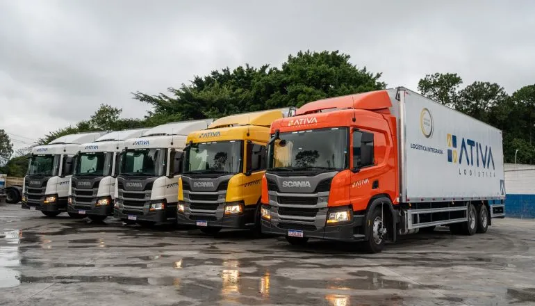 Ativa Logística em Maringá / caminhões enfieirados no pátio