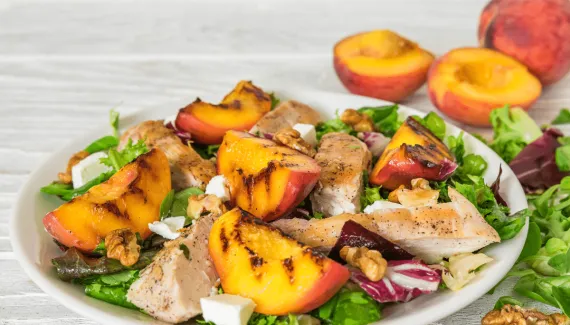 Pêssego grelhado com frango, nozes e folhas verdes: aprenda a fazer essa salada rica em proteínas para o jantar