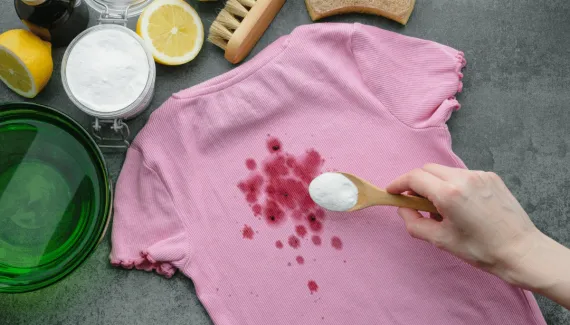 Roupas manchadas? Conheça truques que podem ajudar a recuperar as peças 