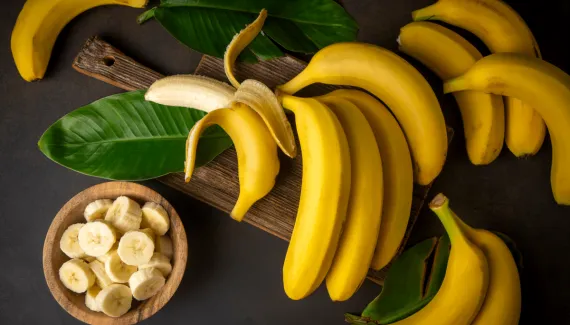 O que acontece com o corpo ao comer banana? Conheça 10 benefícios da fruta