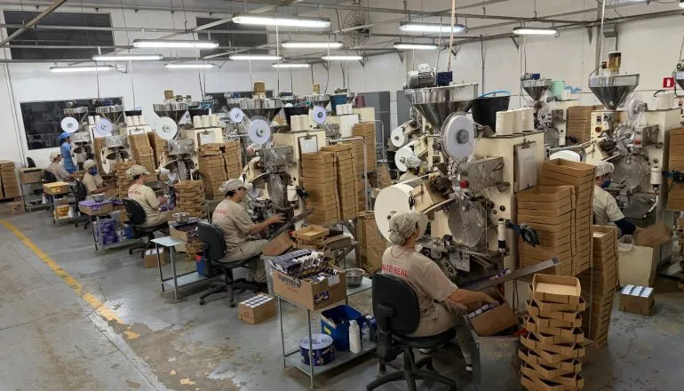 Chás Real / funcionários em fábrica da Chás REal