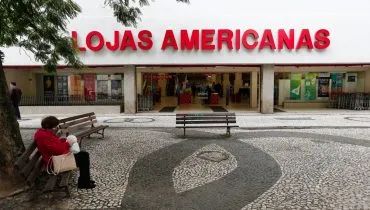 Fachada mostra uma antiga "Lojas Americanas", no Centro de Curitiba.