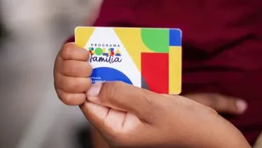 Imagem mostra um cartão do programa social Bolsa Família.
