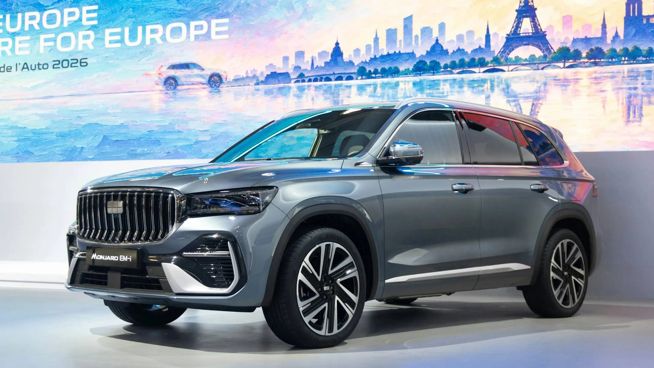 Geely Monjaro EM-i dianteira - O novo Geely Monjaro EM-i faz sua estreia oficial no Salão do Automóvel de Paris 2026 como principal aposta da marca para o segmento D na Europa.