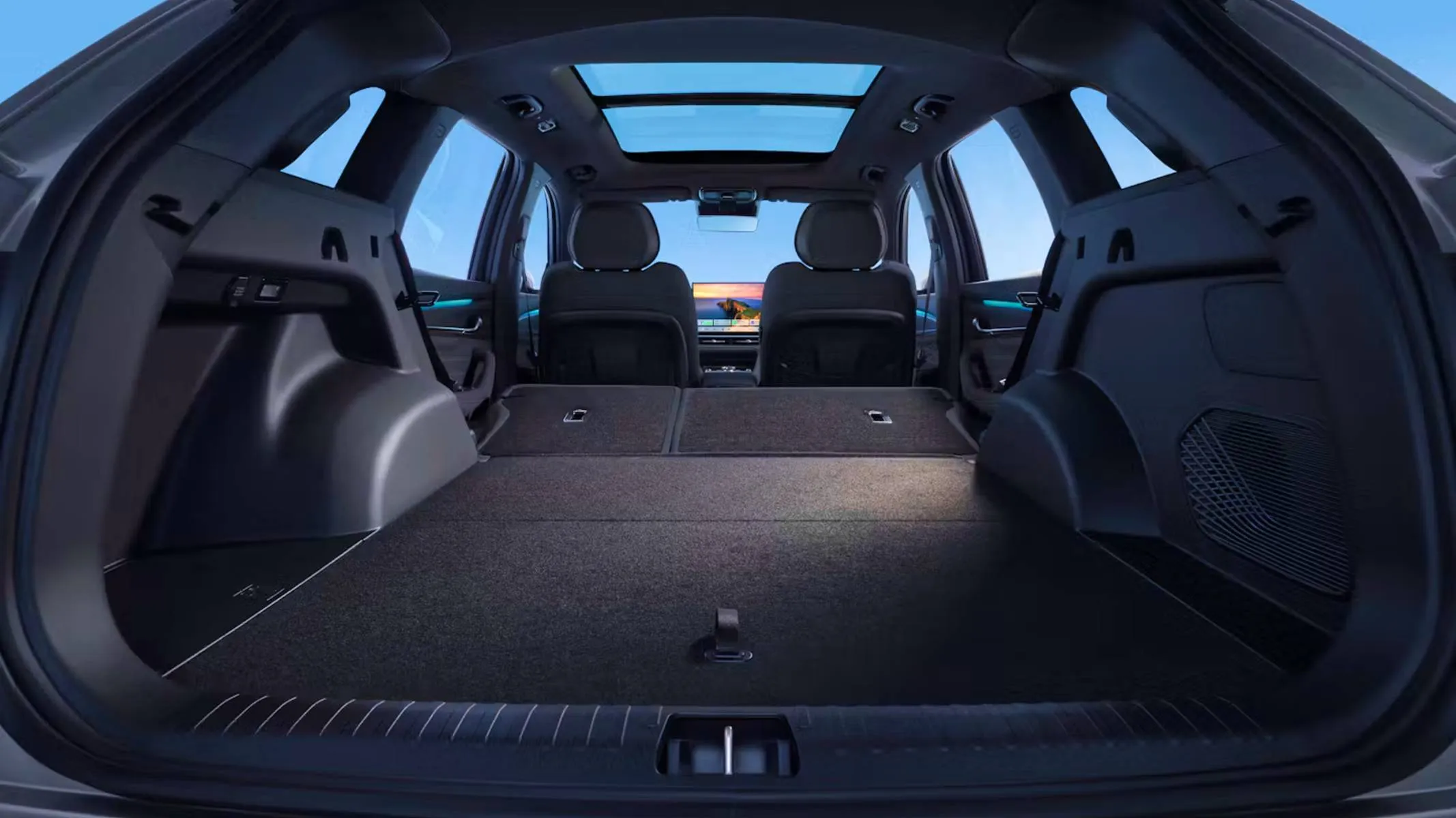 Geely Monjaro EM-i interna porta malas teto solar espaco - Com dimensões generosas e porta-malas expansível até 2.183 litros, o SUV híbrido foca em versatilidade para viagens longas.