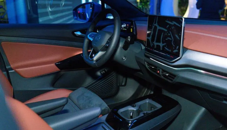 VW ID 4 interna - Interior do ID.4 Pro mostrando o painel digital na coluna de direção e a central multimídia de 12,9 polegadas.